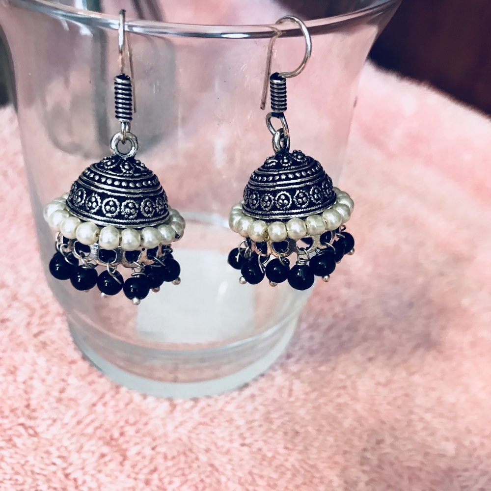 Pretty drop/statement earings! - Picture 2 of 3